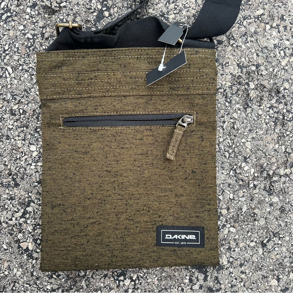 DAKINE Crossbody Travel Bag Shoulder Purse Green Adjustable Strap Brand New